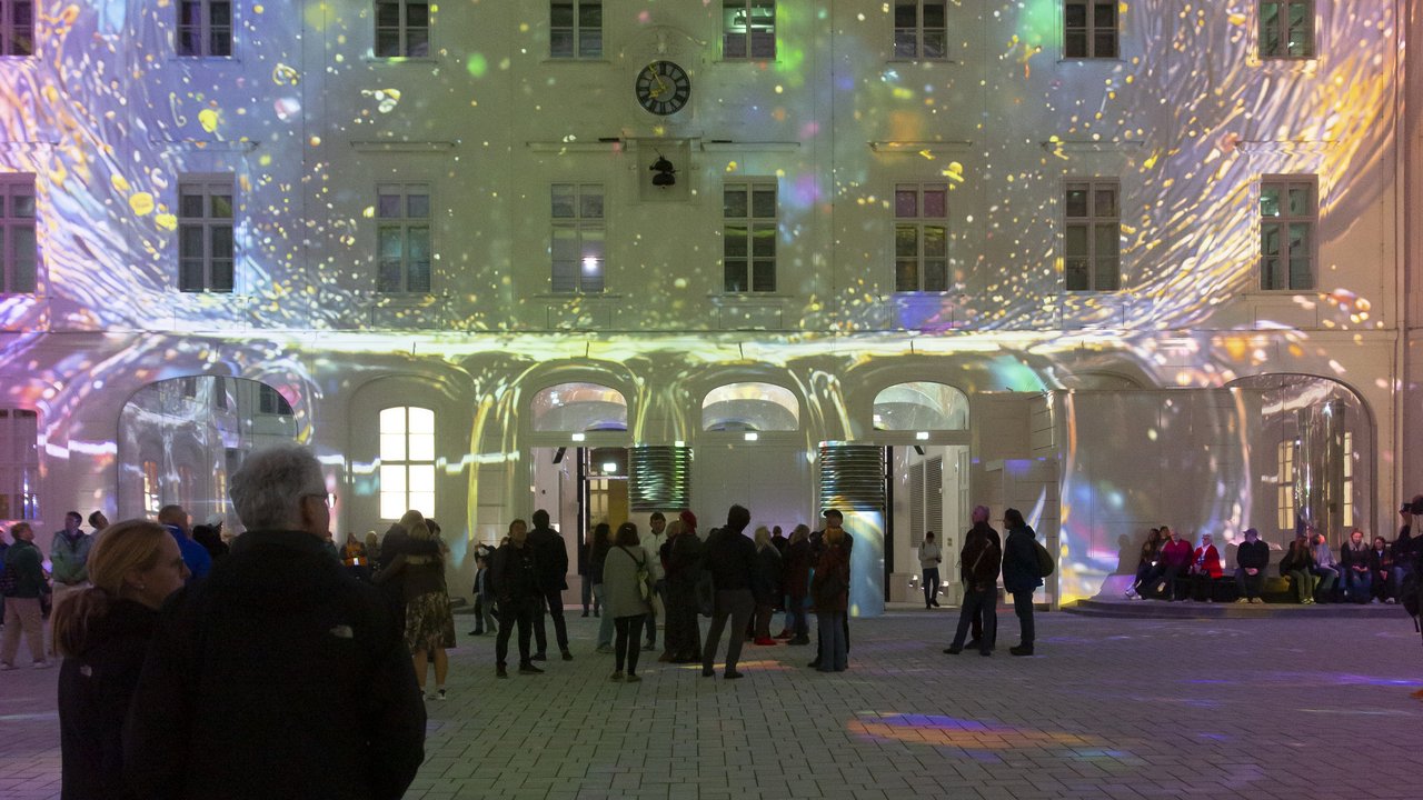 Bunt beleuchtete Fassade