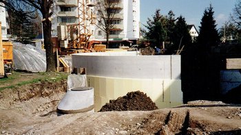 Leichenhalle im Bau