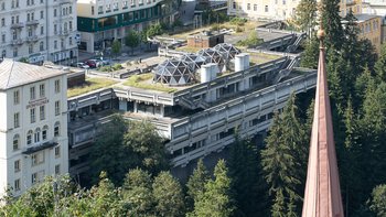 Blick auf das von Gerhard Garstenauer entworfene Kur- und Kongresshaus von Bad Gastein.