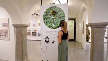 Besucherin an der Hörstation "Vogelparadies Lavanttal"