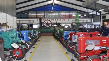 Traktoren verschiedener Marken, der älteste über 100 Jahre alt