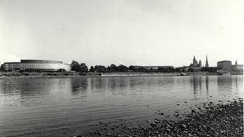 Das Konzerthaus liegt in exzellenter Lage direkt an der Donau.
