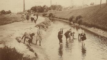 spielende Kinder im Wiener Neustädter Kanal in Simmering, um 1920