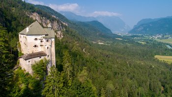 Schloss Stein Aussenansicht mit Drautal