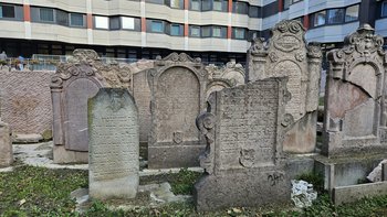 Einzelne restaurierte Grabdenkmäler