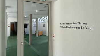 Einblick in die Ausstellung „Von der Idee zur Ausführung. Wilhelm Holzbauer und St. Virgil“