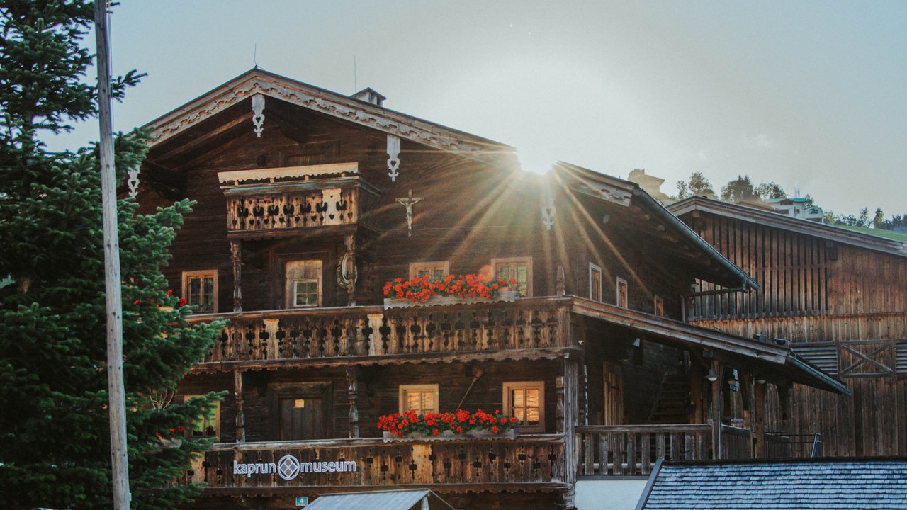 Sonnenntergang über einem Holzhaus