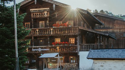 Sonnenntergang über einem Holzhaus