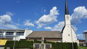 Das zentral im Ort gelegene Kriegerdenkmal in Lochen am See.