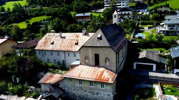 Ehemaliges Kapuzinerkloster und Kirche Mariahilf in Werfen. Historisches Ensemble in gewachsener Ortsstruktur. Aufnahme 2024.