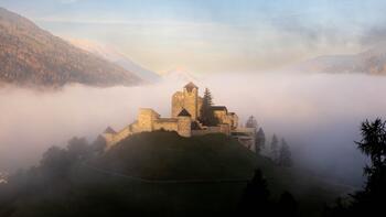 Burg Heinfels mit Burghügel