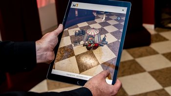 mit einem iPad wird ein Digitalisat simuliert