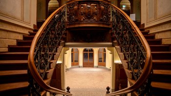 Blick von der historischen Holztreppe in den Gartensalon und in die Beletage der Villa Franziska und Iwan Rosenthal.