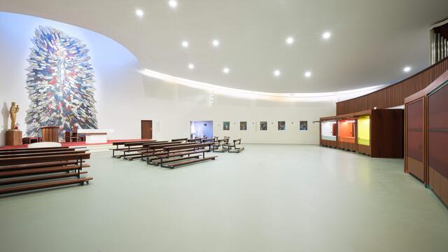 Der Kirchenraum wurde nicht profaniert und kann multifunktional als Ort für Spiritualität, Konzerte, Lebensmittelausgabe etc verwendet werden.
