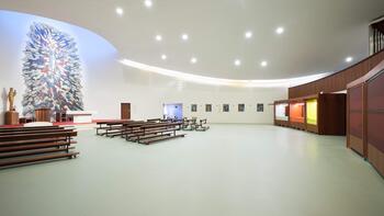 Der Kirchenraum wurde nicht profaniert und kann multifunktional als Ort für Spiritualität, Konzerte, Lebensmittelausgabe etc verwendet werden.