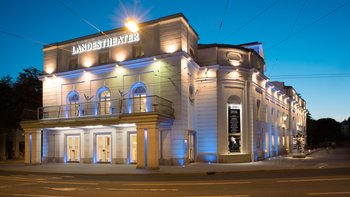 Die Außenansicht des Salzburger Landestheaters.