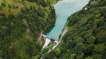 Luftbild von einer Staumauer mit angrenzendem Stausee