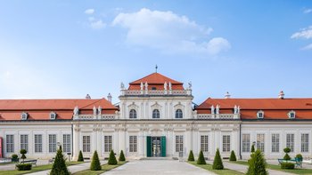 Eine Außenansicht des Unteren Belvedere, in Zentralperspektive, vom Park aus fotografiert
