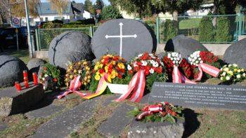 Am 6. Oktober 1984 wurde das Mahnmal in einer feierlichen Zeremonie eröffnet.