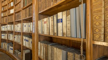 Historische Bücher in Regalen