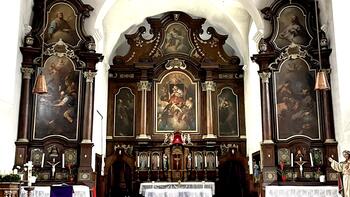 Innenraum der Kapuzinerkirche Mariahilf in Werfen mit Hochaltar und Seitenaltären; Altarbilder von Jacob Zanusi, 18. Jh.