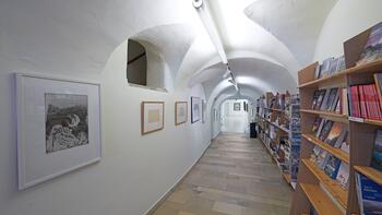Blick von der Buchhandlung durch den abschüssigen Gewölbegang nach hinten in die Galerie.