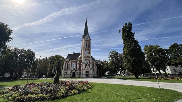 Ev. Kirche Villach-Stadtpark Turmseite mit Hauptportal