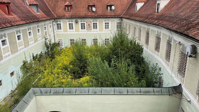 Blick in den großen Innenhof der ehemaligen Klosteranlage.