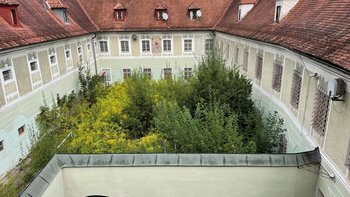 Blick in den großen Innenhof der ehemaligen Klosteranlage.