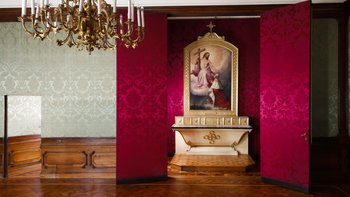 Einblick in das Sterbezimmer mit Kapelle