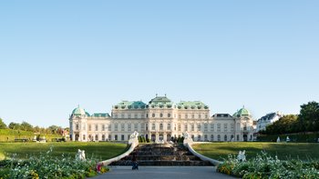 Eine Außenansicht des Oberen Belvedere, in Zentralperspektive, vom Park aus fotografiert