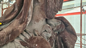 Ganz nah: die aus einer ungewöhnlichen Blei-Zinn-Legierung gefertigte Mariensäule am Salzburger Domplatz