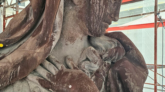 Ganz nah: die aus einer ungewöhnlichen Blei-Zinn-Legierung gefertigte Mariensäule am Salzburger Domplatz