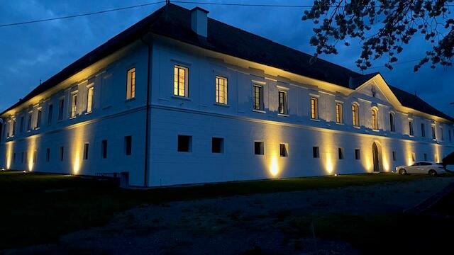 Außenansicht bei Nacht mit Beleuchtung