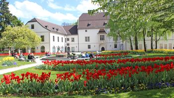 Die Burg Wels und ihr Garten ist ein Ort der Begegnung für alle Generationen.