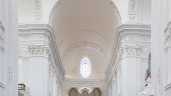 Ein Blick in die lichtdurchflutete Kollegienkirche mit Blick zur Orgelempore.