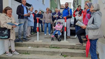 Bild von Menschen bei der Stadtführung Geh-Denk-Spuren beim Blick nach Ennsdorf