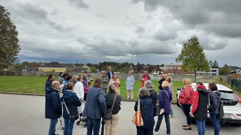 Bild von Menschen bei der Stadtführung Geh-Denk-Spuren beim Blick nach Ennsdorf