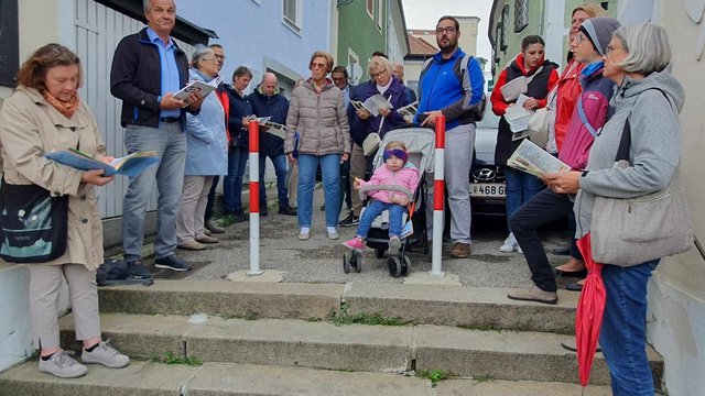 Bild von Menschen bei der Stadtführung Geh-Denk-Spuren beim Blick nach Ennsdorf