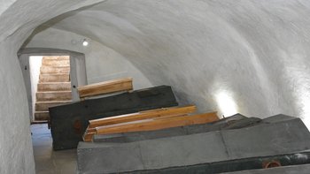 Familiengruft, Pfarrkirche Hellmonsödt, eine der am besten erhaltenen Starhemberg-Grablegen. Kleinkindmumie im Kindersarg, 16. Jh., Glasdeckel 2018
