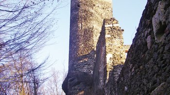 Bergfried der Burgruine Krems