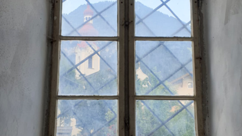Zweiflügeliges Fenster im Thurm mit Blick auf die Katholische Pfarrkirche hll. Petrus und Paulus Pfunds