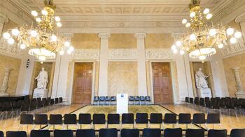 Der Festsaal der TU Wien, bestuhlt, aber ohne Menschen.
