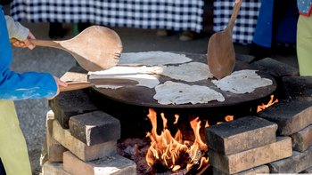 Zelten backen am offenen Feuer