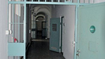 Gang mit Kreuzgratgewölbe zu den ehemaligen Gefängniszellen