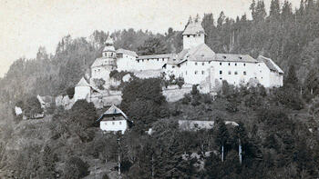 Burg Glanegg um 1880 mit intakten Dächern