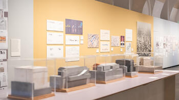 Ausstellung „Vision und Widerstand“ im MQ Freiraum mit Architekturmodellen, Zeichnungen und historischen Dokumenten.