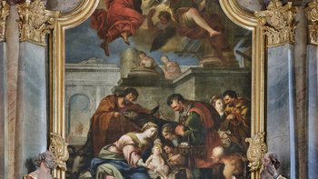 Hochaltar der Stadtpfarrkirche St. Gallus: Gott begegnet den Menschen auf Augenhöhe - die Landesfürstin ihren Untertanen von oben herab
