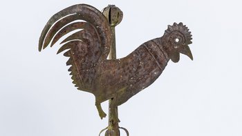Detail des Wetterhahns aus Blech vom Glockenturm des Lärchenhauses im Salzburger Freilichtmuseum