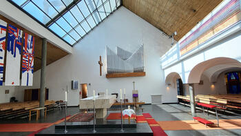 Altar, Orgelfpfeifen und Ambo